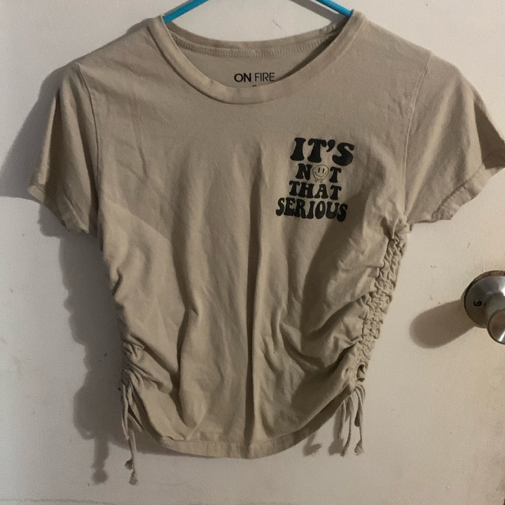“It’s not that serious” t- shirt tan